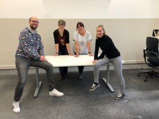 Lehrkräfte schwingen die Pinsel am Bergischen Kolleg.